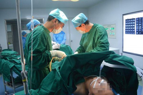 　　人体原位肝移植第一人亲自主刀，历经6个多小时的手术成功实施